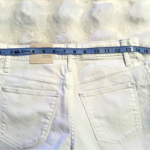 Universal Thread White with Black Side Detail Short Size 2 - Picture 11 of 14